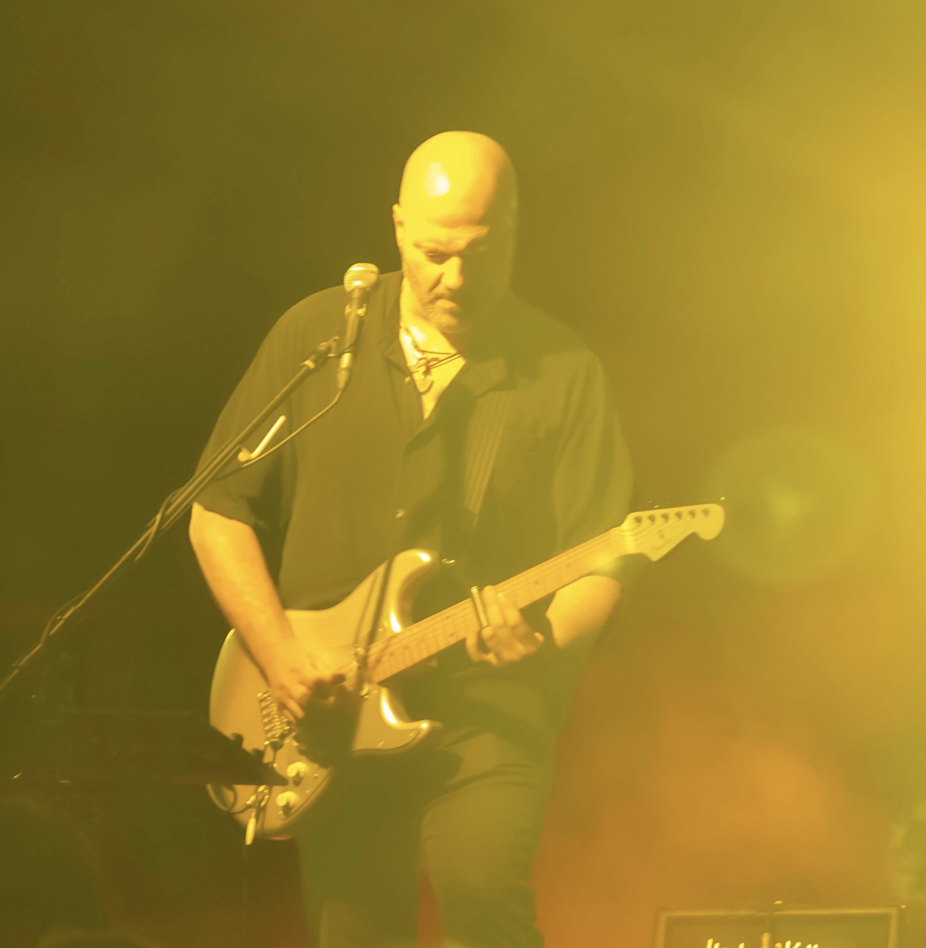 Aymeric Silvert au chant et à la guitare, 2026